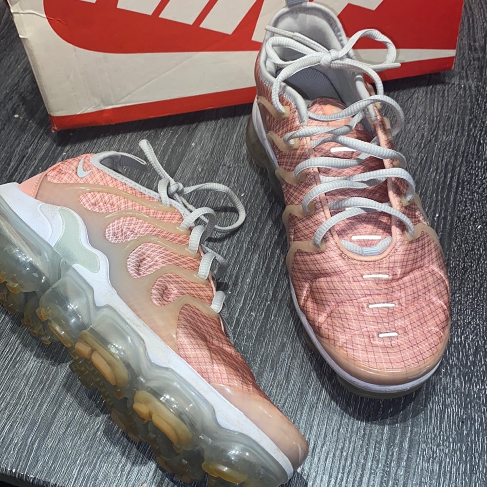 - Nike vapormax “bleached coral”
